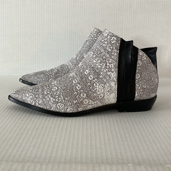 L.A.M.B. Mayor Bootie - Picture 3 of 8